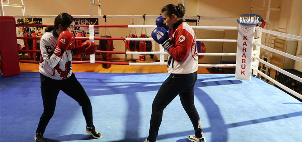 Kadın milli boksörler Elif Güneri ve Eda Yenilmez, 2024 Paris