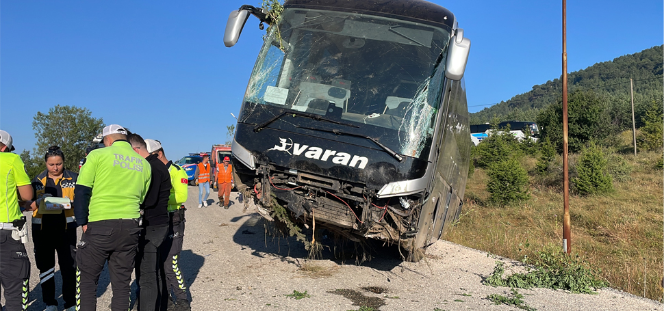 Bolu’da Gerede-Karabük kara yolunda yolcu otobüsünün kontrolden çıkması sonucu 14