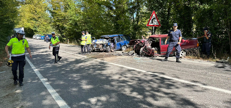 Bartın’da iki otomobilin çarpışması sonucu 2 kişi öldü, 1 kişi