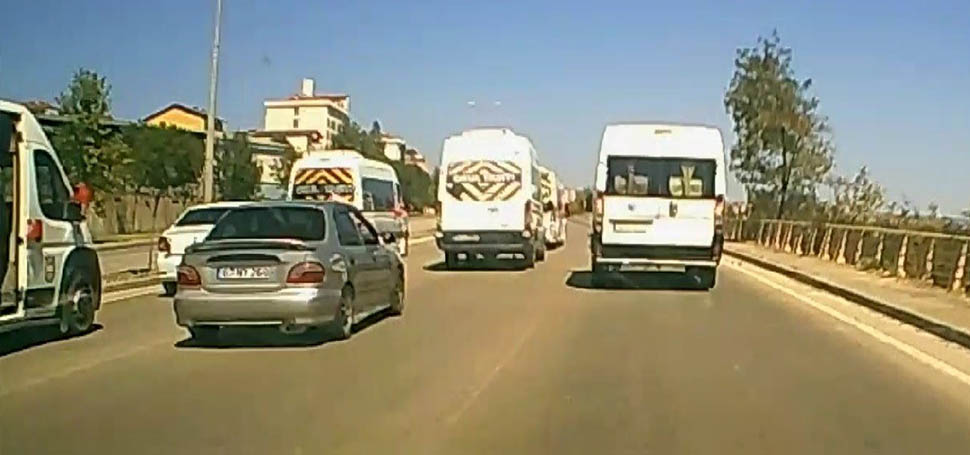 Karabük’te 3 şeritli yolu kapatarak ilerleyen ve alt geçitte trafiği