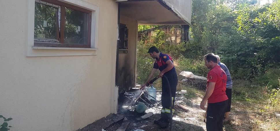 Karabük’ün Safranbolu ilçesinde araç lastiklerinin tutuşması sonucu çıkan yangın vatandaşlar