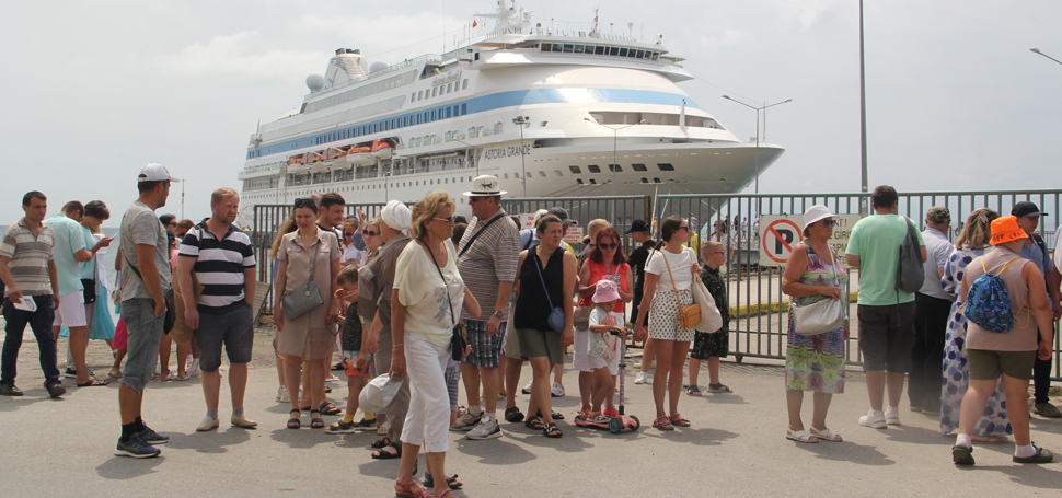 Panama bandralı turistik yolcu gemisi “Astoria Grande”, 865 yolcusuyla Sinop’a