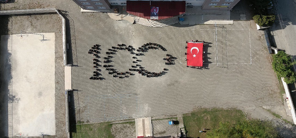 150 öğrenci ile “100.Yıl” koreografisi Karabükün Yenice ilçesine ilçesine bağlı Yortan Beldesinde 150 öğrenci Cumhuriyetin