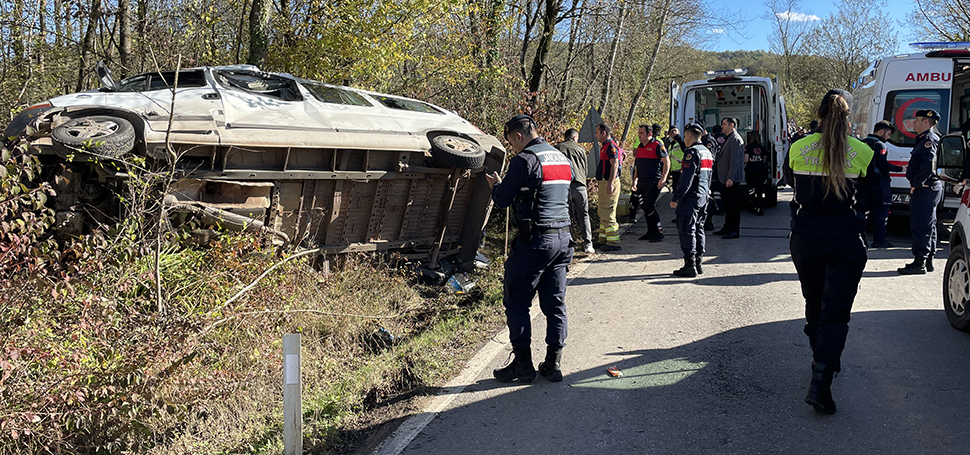 Bartın’da kontrolden çıkan yolcu minibüsünün devrilmesi sonucu 3’ü ağır 11