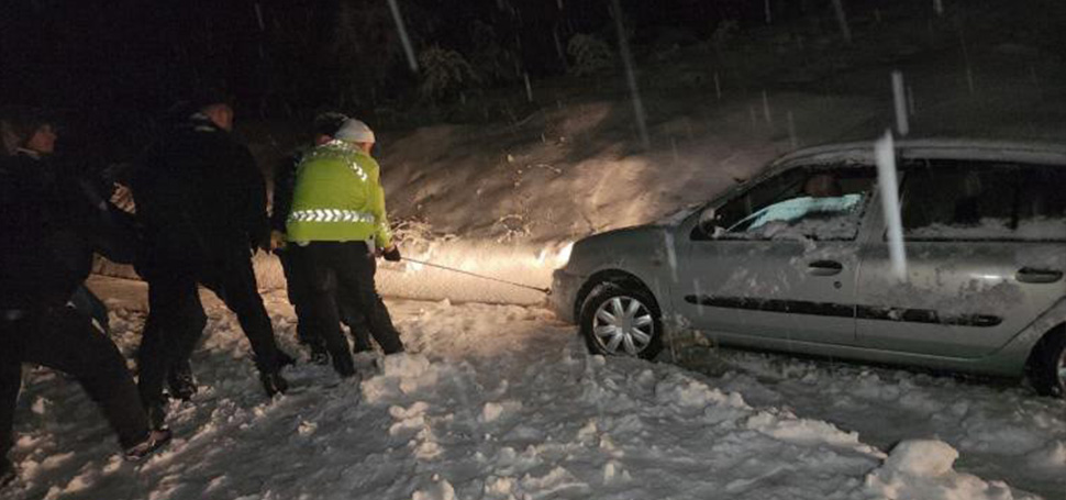 Karabük’te yüksek kesimlerde etkili olan kar yağışı nedeniyle birçok araç