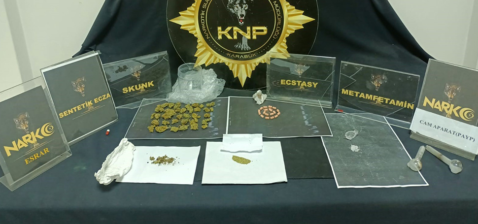 Uyuşturucu operasyonlarında 4 gözaltı Karabük’te polis ekiplerince düzenlenen operasyonlarda uyuşturucu madde ile yakalanan 4