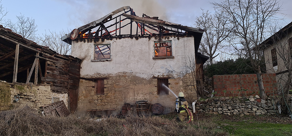 Karabük’ün Safranbolu ilçesinde iki katlı bir ev yandı. Edinilen bilgiye