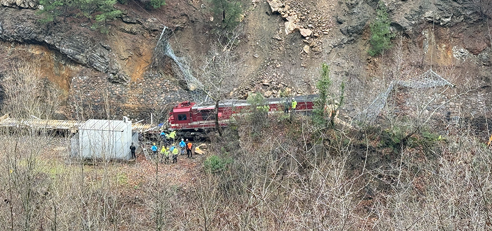 Karabük’te heyelan nedeniyle demir yolunu kapatan kayalar ile raydan çıkan