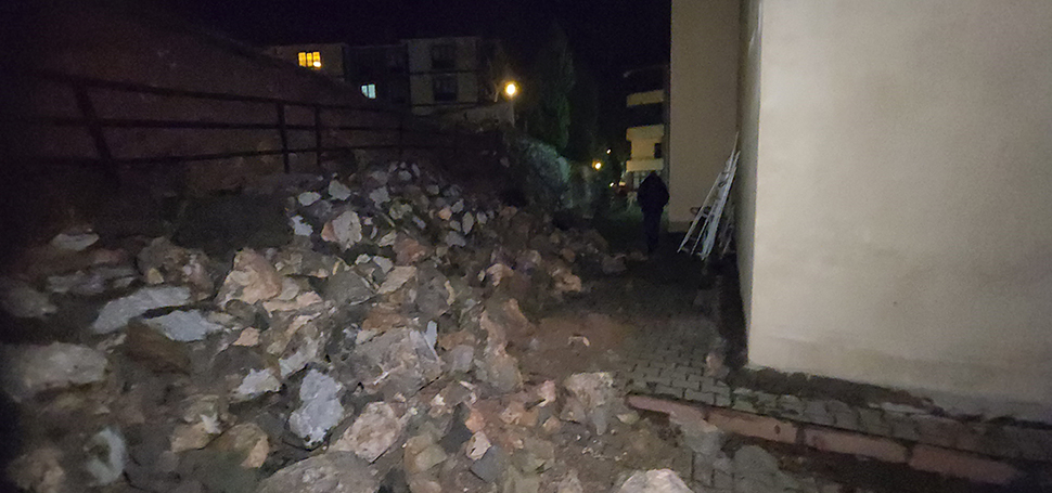 Karabük’ün Safranbolu ilçesinde bir sitenin istinat duvarının bir bölümünün çökmesi