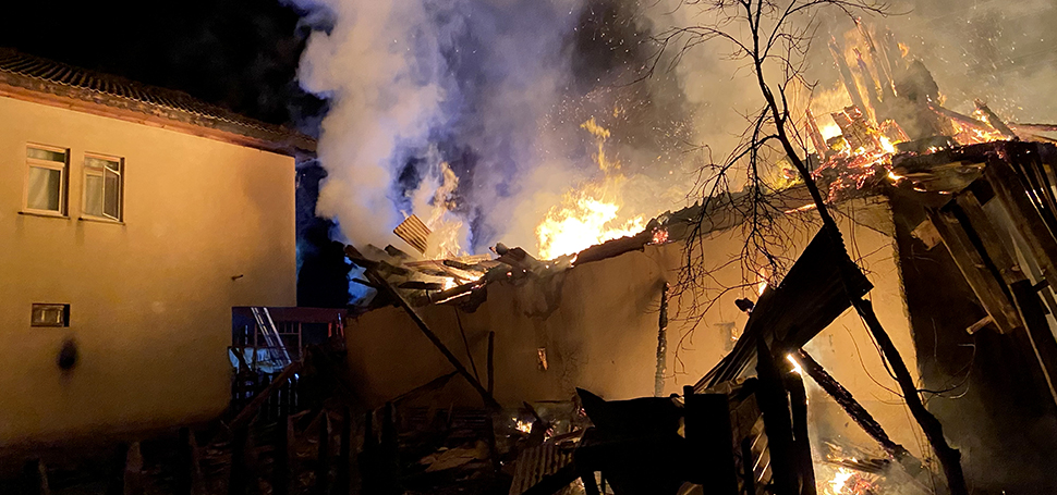 Karabük’ün Eflani ilçesinde yangın çıkan ahşap ev kullanılamaz hale geldi.