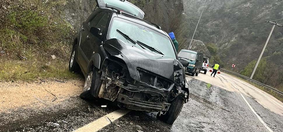 Karabük’te otomobilin aydınlatma direğine çarpması sonucu 2 kişi yaralandı. N.A.