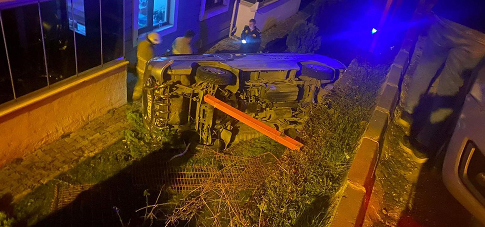 Karabük’ün Safranbolu ilçesinde sürücüsünün kontrolünden çıkan hafif ticari aracın sitenin