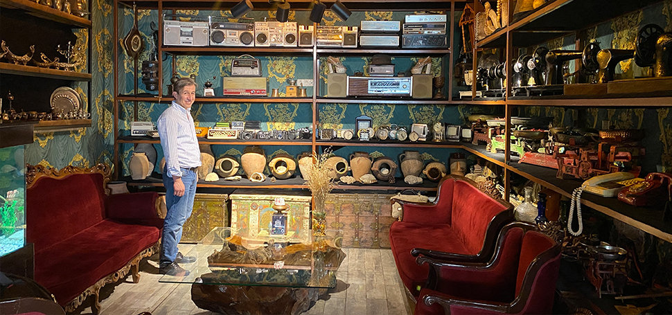 Karabük’te antika eşyalar ile donatılan iş yeri müşterilerine 100 yıl