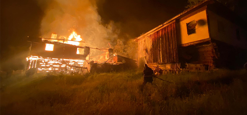 Karabük’ün Eflani ilçesinde çıkan yangında 2 katlı ev kullanılamaz hale