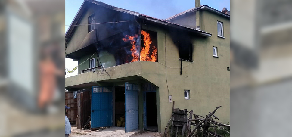 Karabük’ün Eflani ilçesinde iki katlı müstakil evde çıkan yangın itfaiye