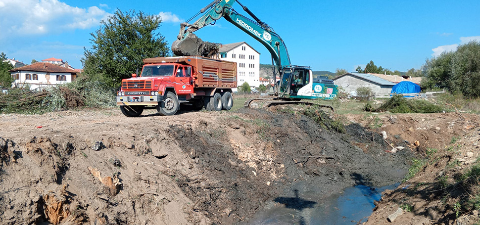 Karabük’ün Eflani ilçesinde, Eflani Belediyesi tarafından su baskınları ve taşkın