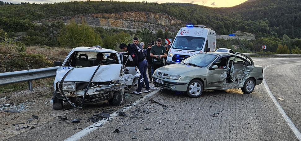 Karabük’ün Safranbolu ilçesinde 2 otomobilin çarpıştığı kazada 2’si çocuk 7