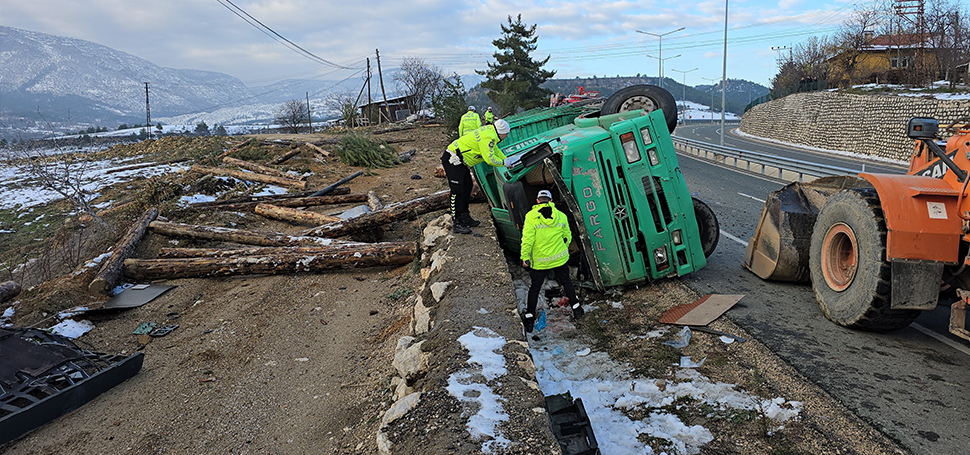 Karabük’ün Safranbolu ilçesinde tomruk yüklü kamyonun devrilmesi sonucu 2 kişi