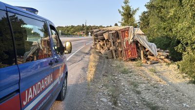 Karabük’ün Safranbolu ilçesinde devrilen tomruk yüklü kamyonun sürücüsü yaralandı. N.O.