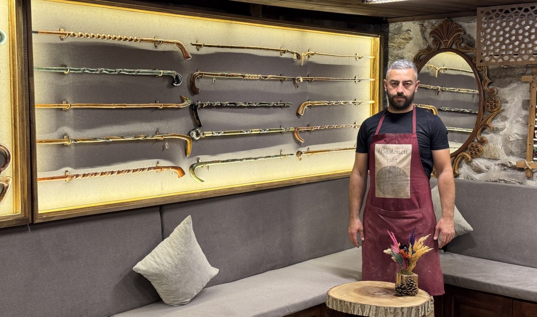 Karabük'ün Safranbolu ilçesinde yaşayan Ali Yapıcı (38), babasından öğrendiği bastonculuk