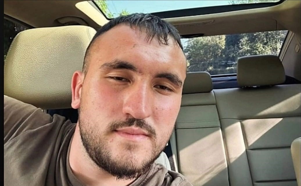 Anadolu Otoyolu Sakarya geçişinde emniyet şeridinde durarak patlayan tırın lastiğini
