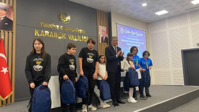 Karabük My Koleji öğrencileri Karabük Valisi Mustafa Yavuz ile bir