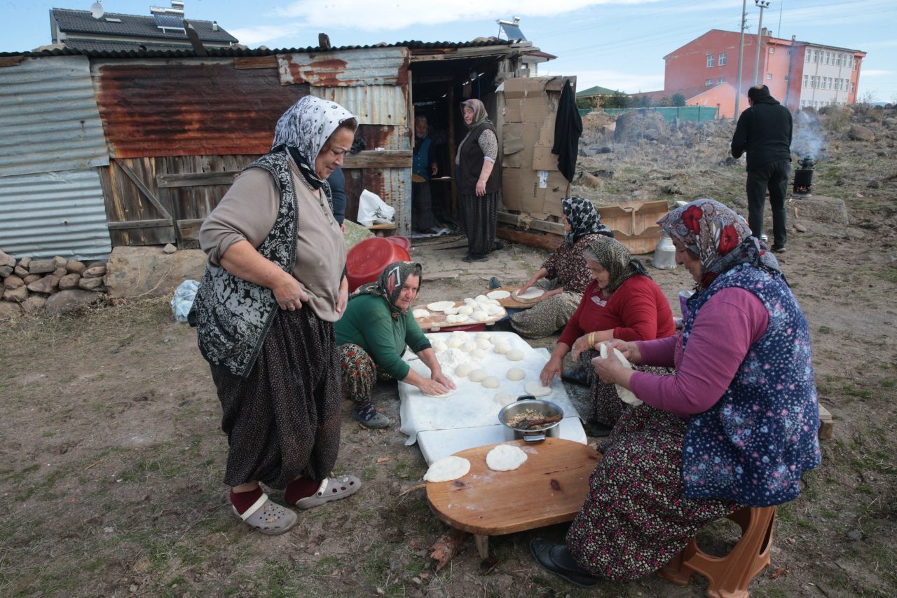 Kıbrıscık ilçesinde un, tereyağı, süt ve kaymakla hazırlanarak taş fırınlarda
