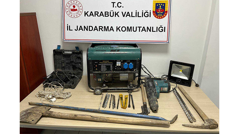 Karabük’te düzenlenen kaçak kazı operasyonunda 4 şüpheli yakalandı. Valilikten yapılan