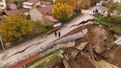 Karabük’te okul inşaatının yanındaki yolda meydana gelen çökme dronla görüntülendi.