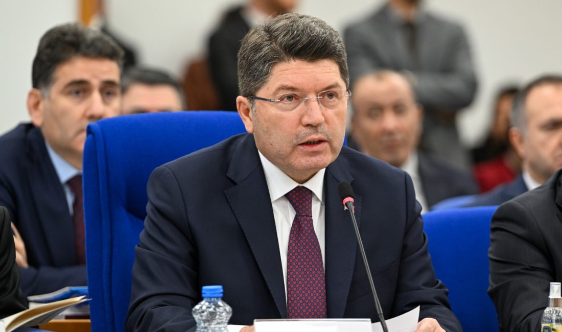 Adalet Bakanı Yılmaz Tunç, Plan Bütçe Komisyonuna beyaz toros otomobil