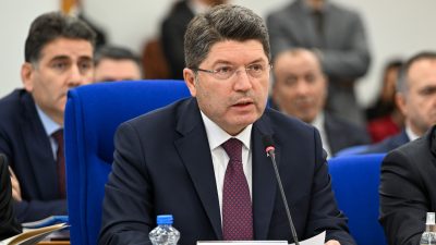 Adalet Bakanı Yılmaz Tunç, Plan Bütçe Komisyonuna beyaz toros otomobil