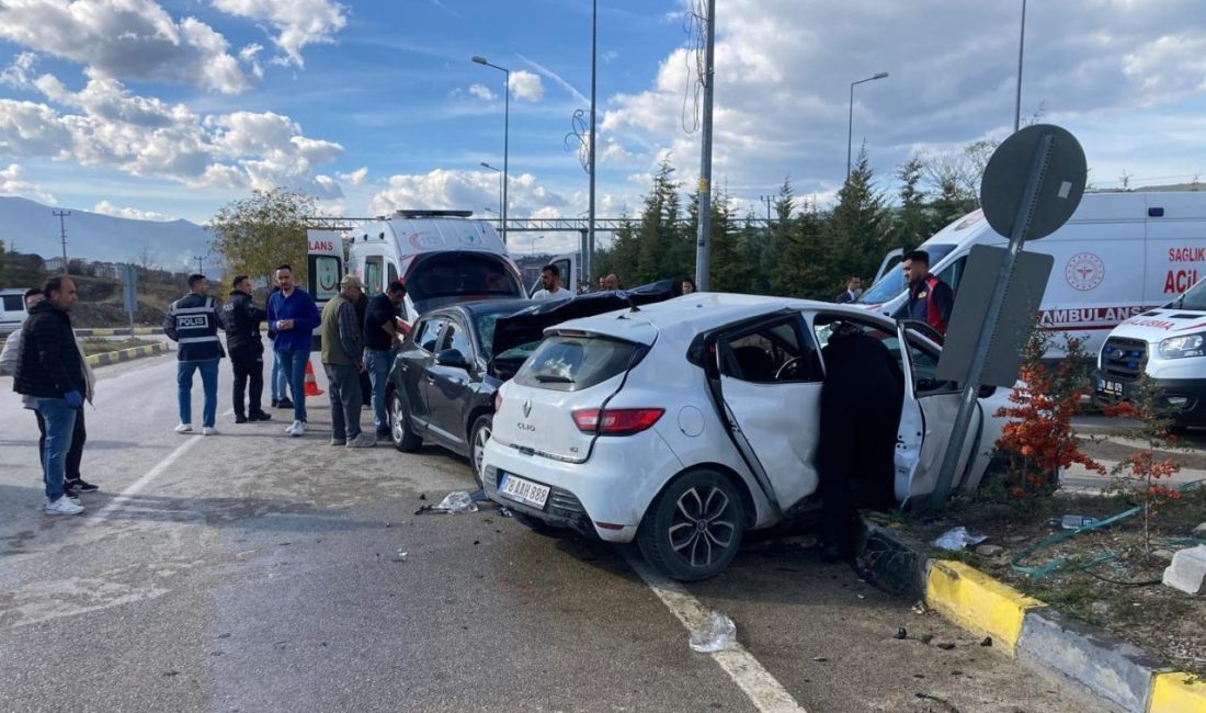 Karabük’ün Eskipazar ilçesinde iki otomobilin çarpışması sonucu 7 kişi yaralandı.
