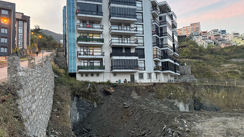 Bartın’ın Amasra ilçesinde inşaat alanında gece saatlerinde yaşanan göçük nedeniyle