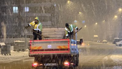 Karabük’te iki gündür etkisini sürdüren kar yağışıyla birlikte Karabük Belediyesi,