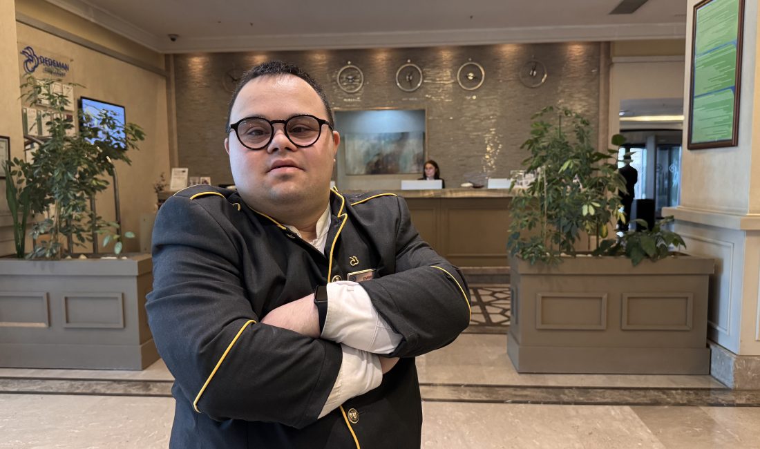 Zonguldak'ta bir otelde bellboy olarak çalışan down sendromlu Emre Ortahisar,