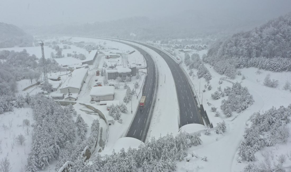 Anadolu Otoyolu ve D-100 kara yolunun Bolu Dağı kesiminde kar