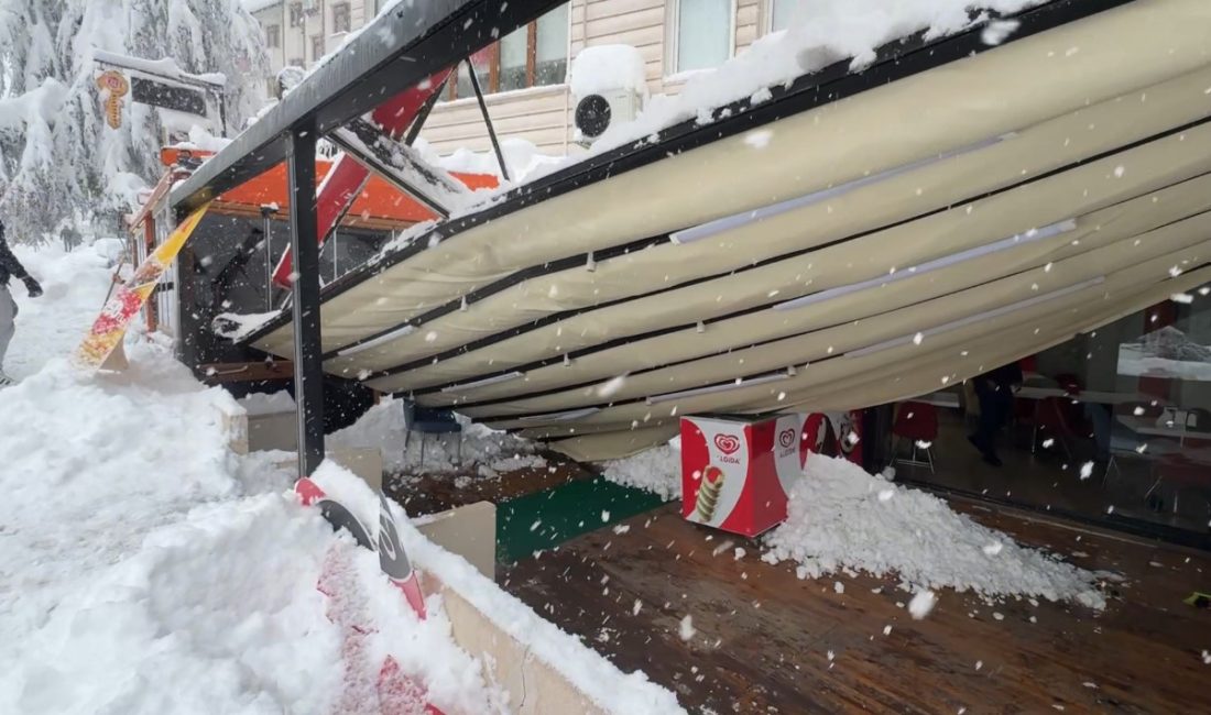 Karabük’ün Safranbolu ilçesinde kar ağırlığını kaldıramayan bazı iş yerlerinin çatıları