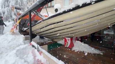 Karabük’ün Safranbolu ilçesinde kar ağırlığını kaldıramayan bazı iş yerlerinin çatıları