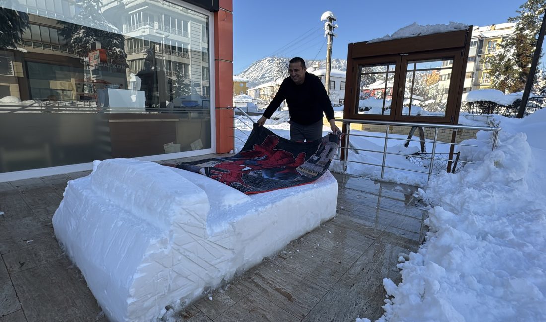 Karabük’ün Safranbolu ilçesinde bir esnaf, kar yağışını fırsata çevirerek dükkanının