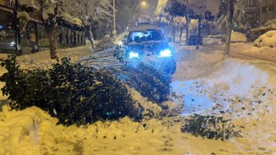 Karabük’ün Safranbolu ilçesinde etkisini sürdüren kar yağışı nedeniyle birçok noktada