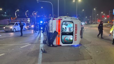 Karabük’te otomobille çarpışan ambulansın devrilmesi sonucu meydana gelen kazada 3