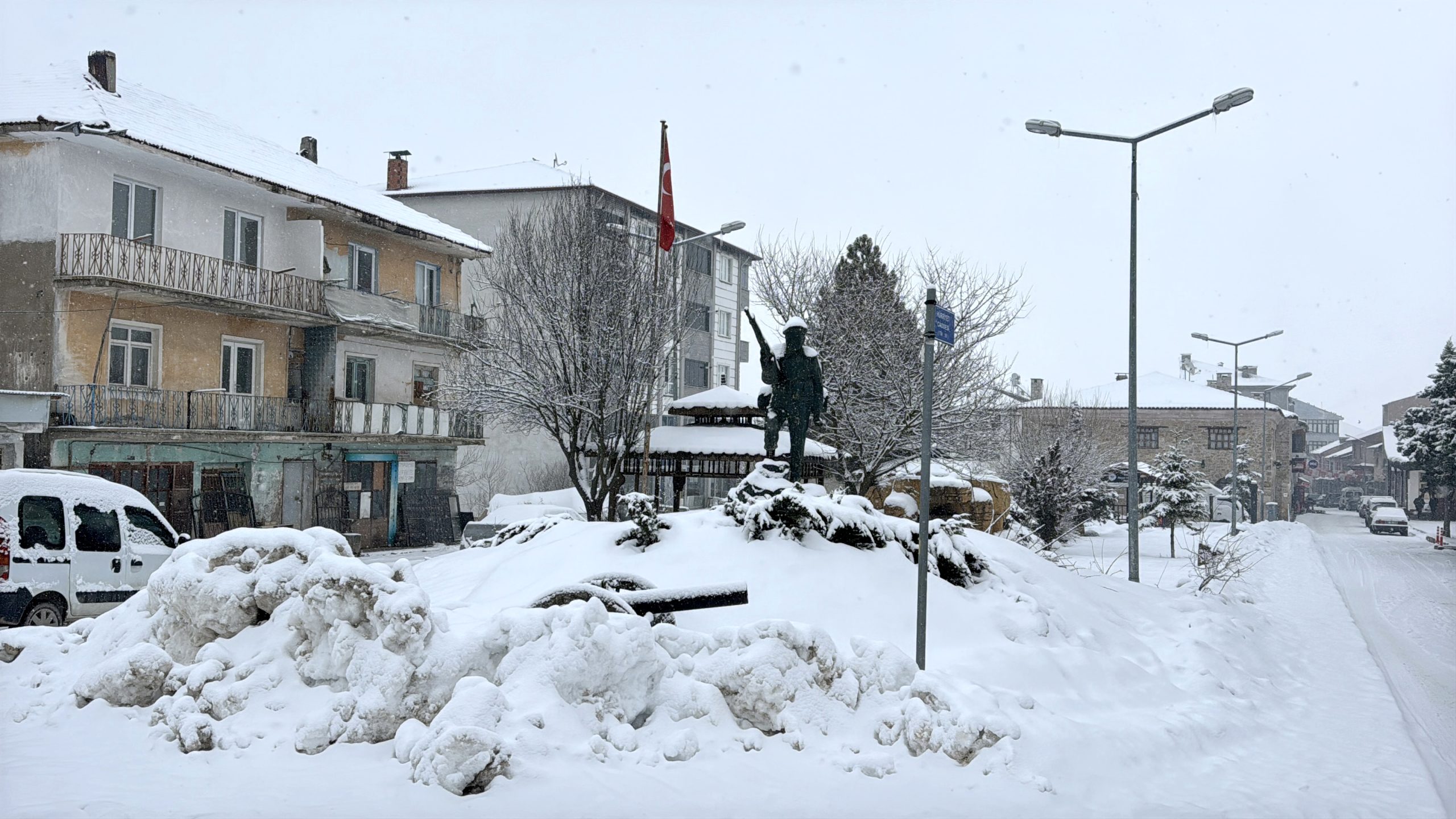 Karabük’te kar yağışı etkili oluyor. Kent merkezi ile Safranbolu ilçesinde