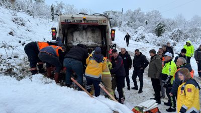 Bartın’da çöp kamyonu ile toprak yığını arasına sıkışan temizlik işçisi