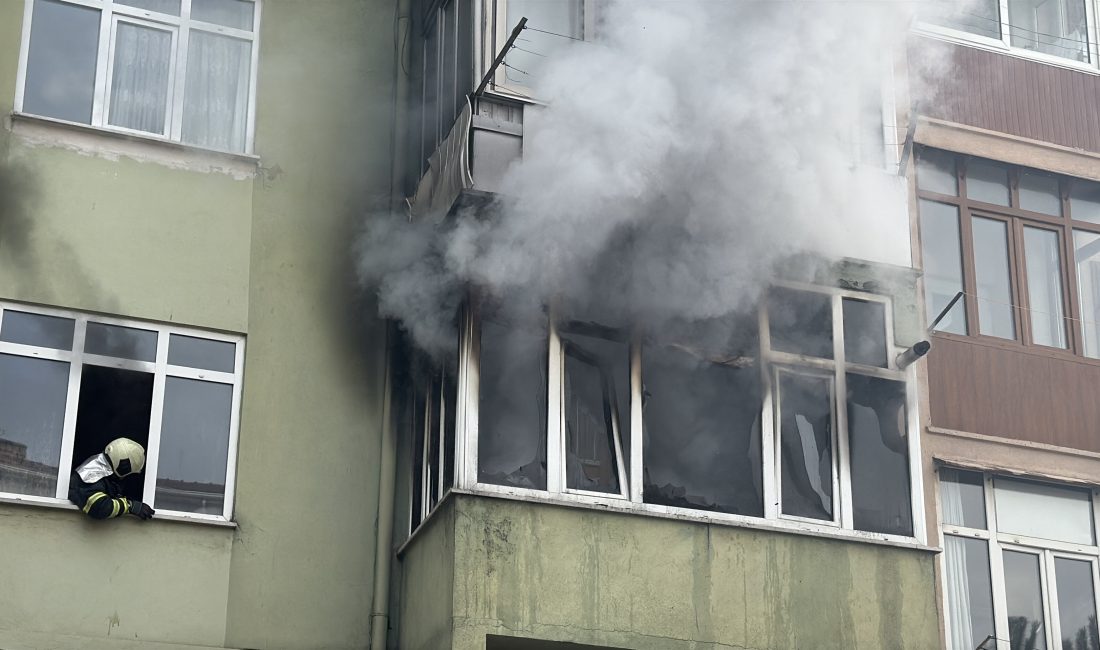 Karabük’te 5 katlı apartmanın birinci katında çıkan yangında mahsur kalan