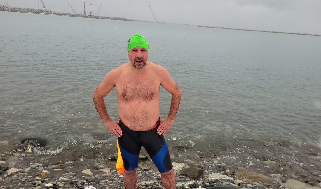 Kastamonu’nun İnebolu ilçesinde soğuk ve karlı havaya aldırış etmeyen vatandaş