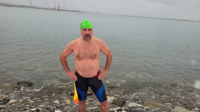 Kastamonu’nun İnebolu ilçesinde soğuk ve karlı havaya aldırış etmeyen vatandaş