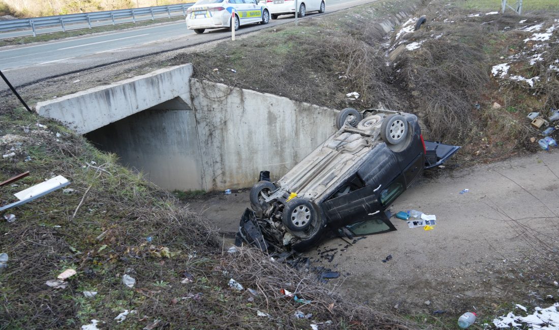 Kastamonu’nun Araç ilçesinde yoldan çıkan hafif ticari aracın şarampole uçarak