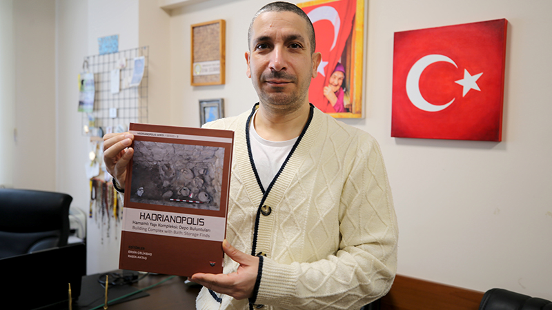 Hadrianopolis Hamamlı Yapı Kompleksi’ndeki depo buluntuları, kitapta toplandı. Kazı başkanı