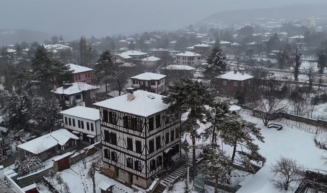 Karabük‘te kar yağışıyla beyaz örtüyle kaplanan tarihi konakların çatıları ve