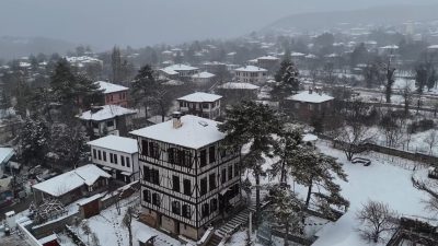 Karabük‘te kar yağışıyla beyaz örtüyle kaplanan tarihi konakların çatıları ve